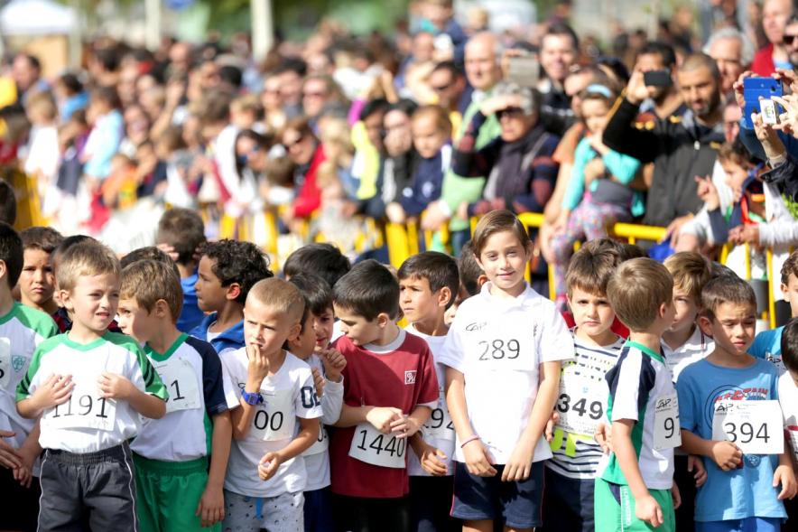 Milla Escolar 2017 - Grupo de niños preparándose para la carrera.