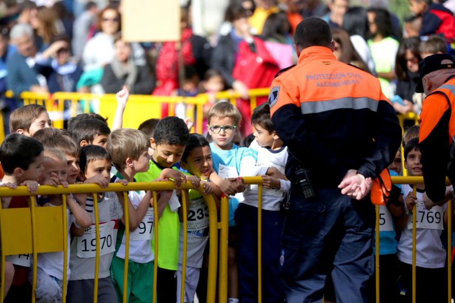 Milla Escolar 2017 - Grupo de niños preparándose para la carrera.