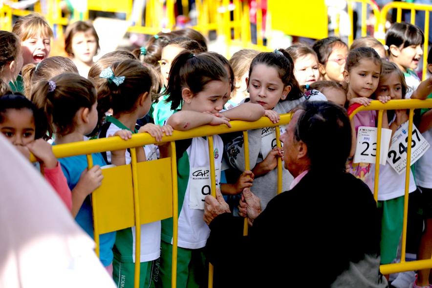 Milla Escolar 2017 - El alcalde saluda a los niños.