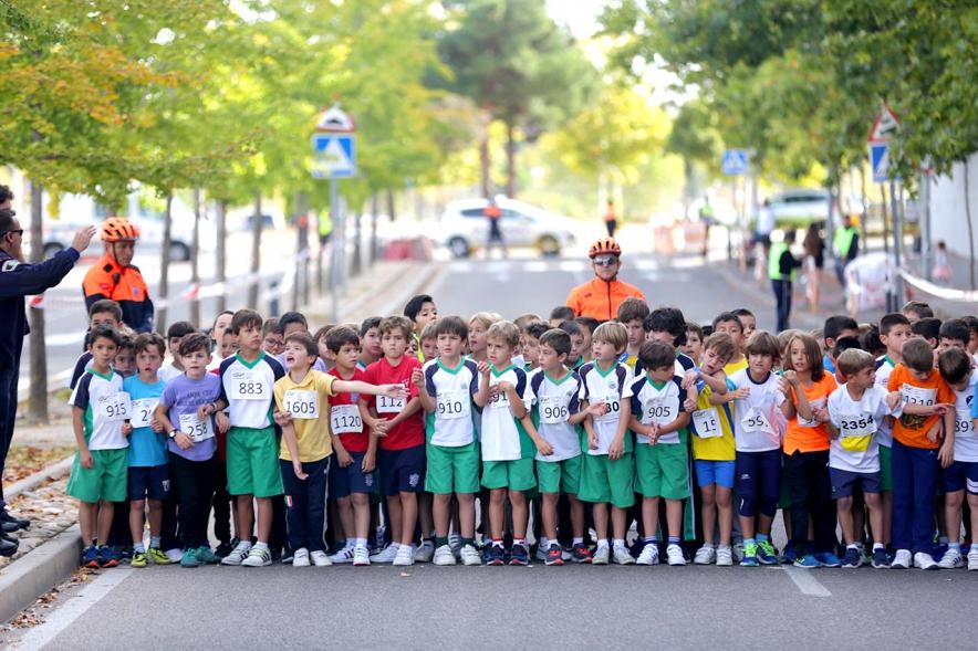 Milla Escolar 2017 - Grupo de niños preparándose para la carrera.