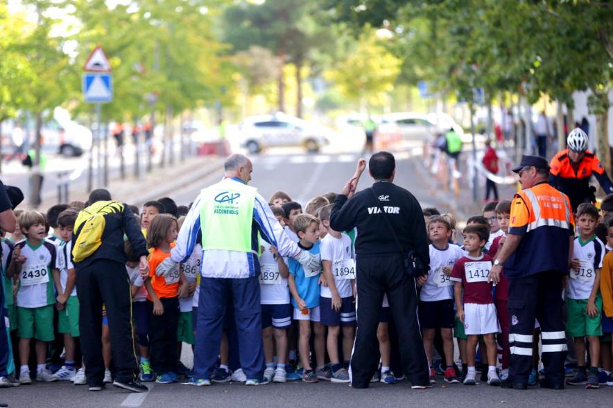 Milla Escolar 2017 - Grupo de niños preparándose para la carrera.