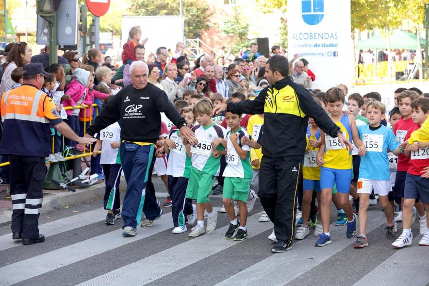 Milla Escolar 2017 - Grupo de niños preparándose para la carrera.