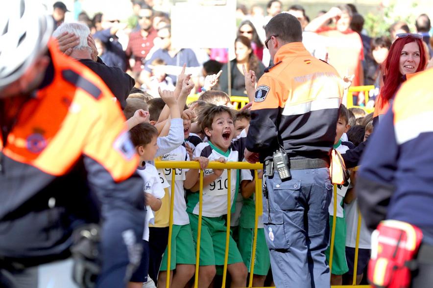 Milla Escolar 2017 -Grupo de niños preparándose para la carrera.