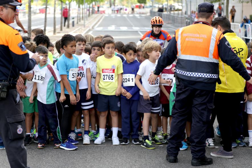Milla Escolar 2016 -Los corredores con la policía.  