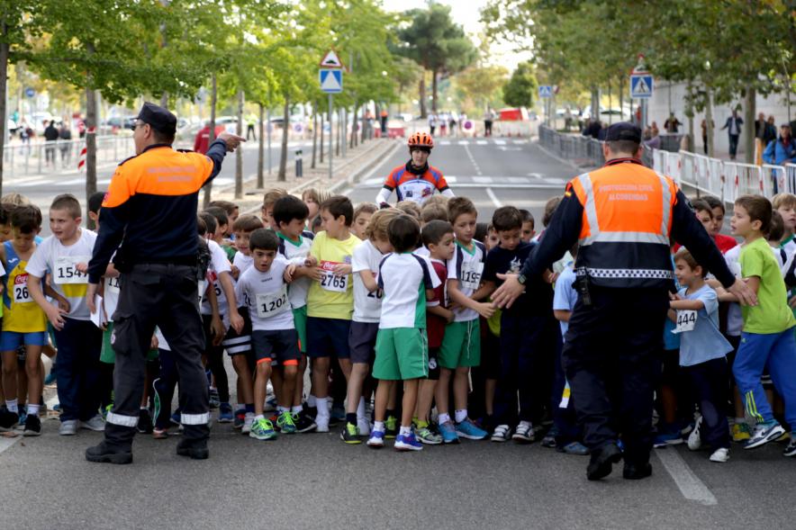 Milla Escolar 2016 - Los corredores con la policía.   