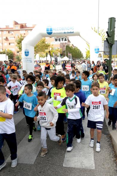 Milla Escolar 2016 -Los corredores con la policía.    