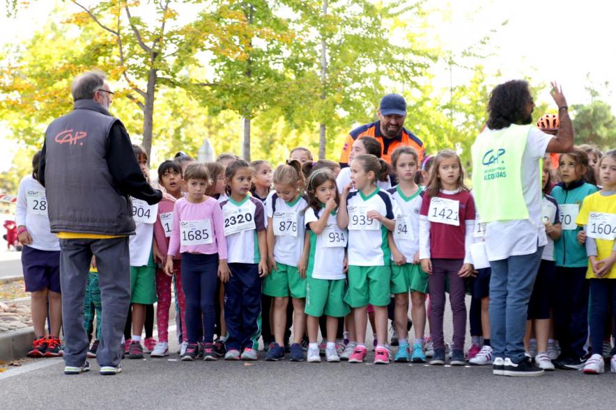 Milla Escolar 2017 - Grupo de niños preparándose para la carrera.