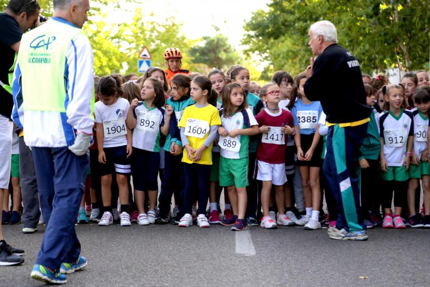 Milla Escolar 2017 - Grupo de niños preparándose para la carrera.