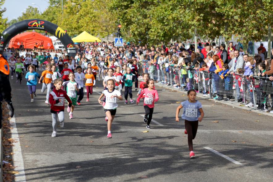 Milla Escolar 2018 - Imagen de los corredores infantiles y el publico aplaudiendo.