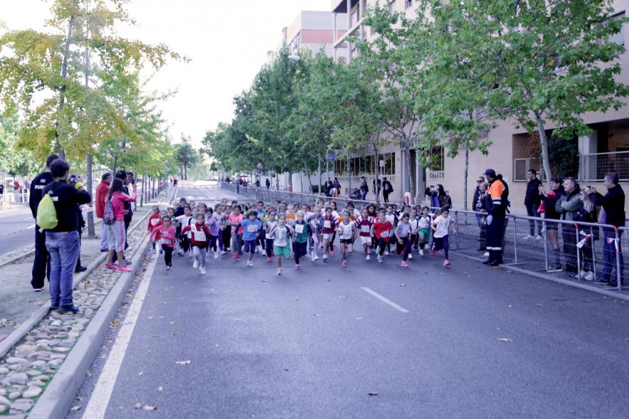 Milla Escolar 2018 - Imagen de los corredores infantiles y el publico aplaudiendo.