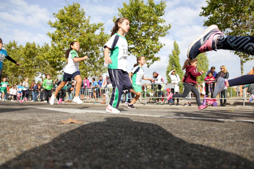 Milla Escolar 2018 - Imagen lateral de la carrera infantil.
