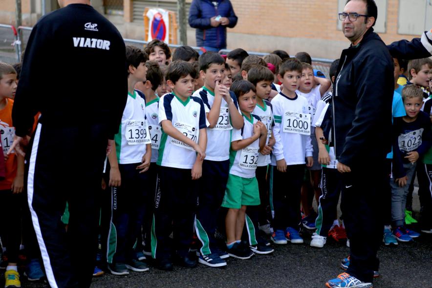 Milla Escolar 2018 - Imagen de los niños preparándose para la carrera con sus monitores.