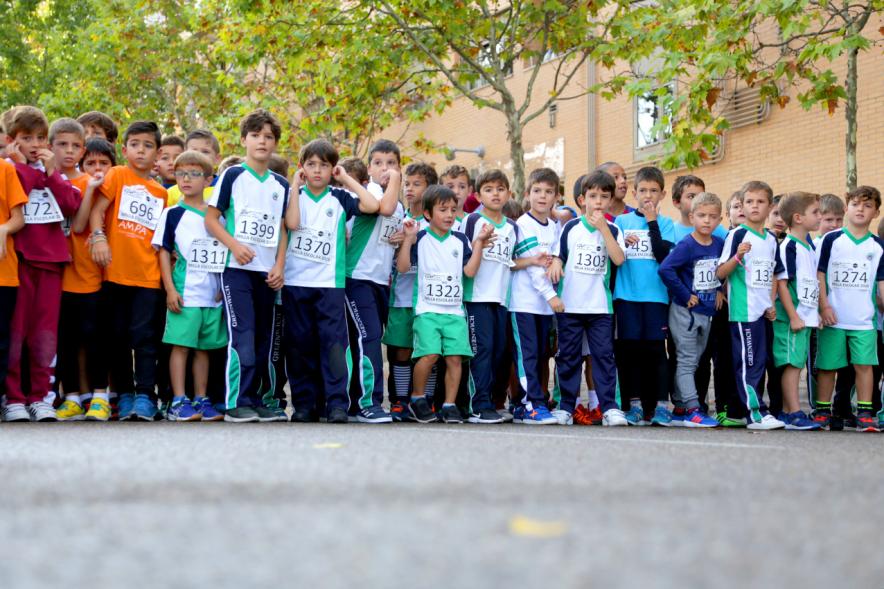Milla Escolar 2018 - Los niños preparándose para la carrera.