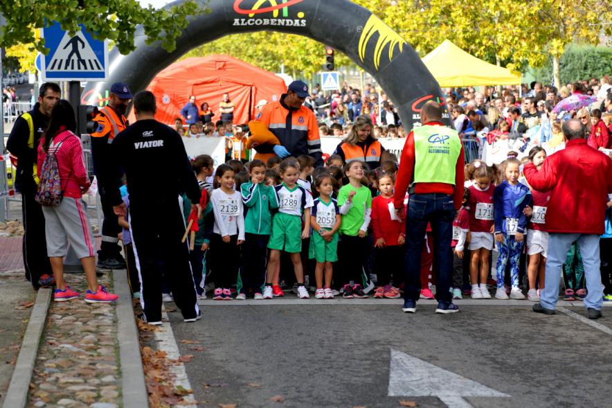 Milla Escolar 2018 - Imagen de los niños esperando la salida de la carrera.  