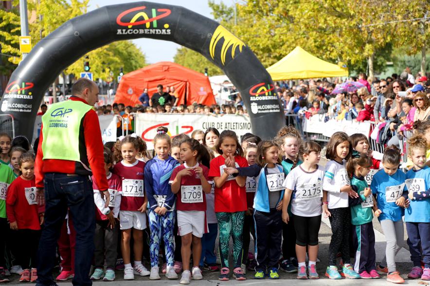 Milla Escolar 2018 - Imagen de los niños preparándose para la carrera con sus monitores.
