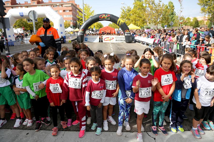 Milla Escolar 2018 -  Imagen de los niños esperando la salida de la carrera.  