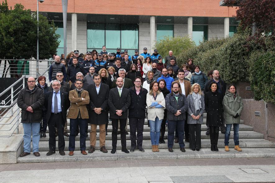 Minuto de Silencio por el Atentado de Londres -  Concentracion del  personal municipal.