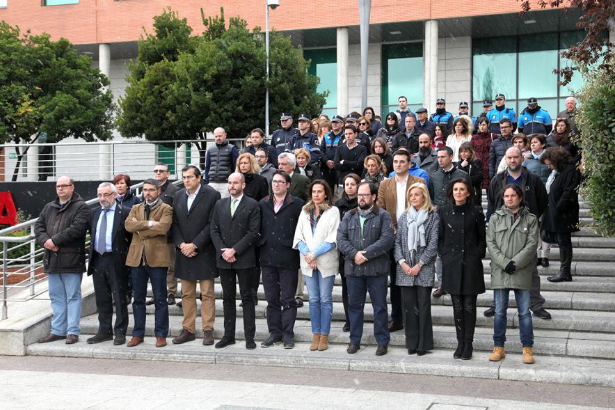 Minuto de Silencio por el Atentado de Londres - Concentracion del personal municipal.