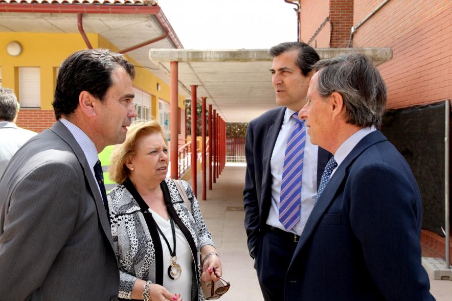 Delegación municipal charla en el patio del centro