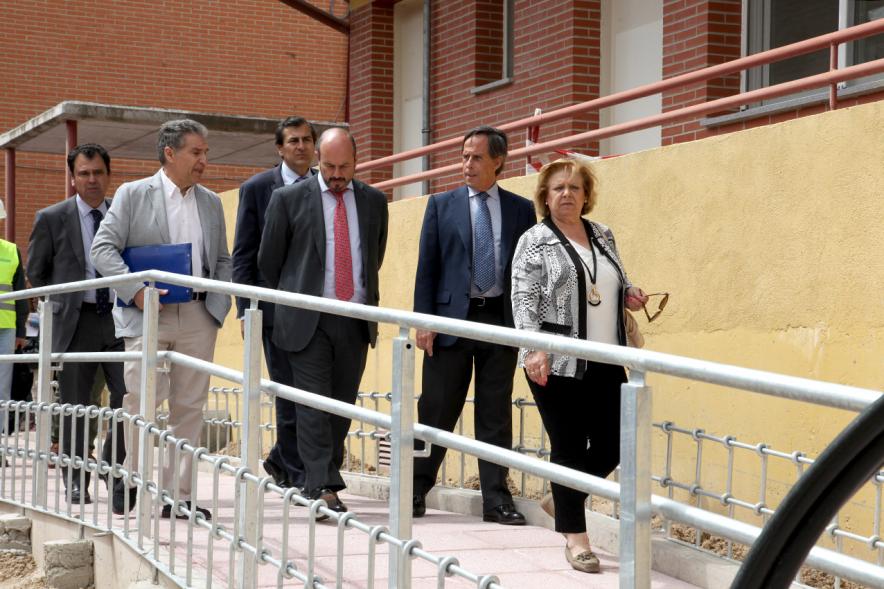 Delegación municipal observa la nueva rampa