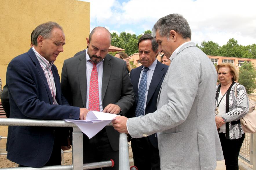 Delegación municipal observa unos documentos