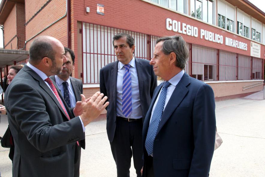 Delegación charla en el exterior de la instalaciones