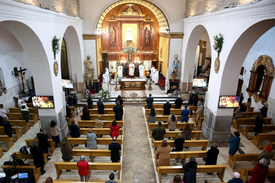 Misa Mayor Día Virgen de la Paz -  Imagen cenital de un momento de la Misa Mayor Día Virgen de la Paz que se celebra en la parroquia de San Pedro Apóstol. 