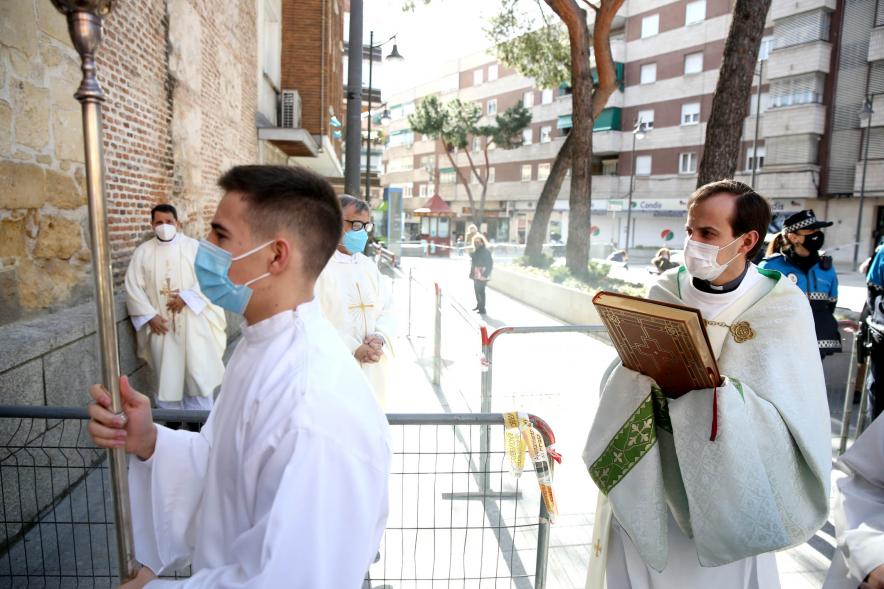 Misa Mayor Día Virgen de la Paz - Imagen de la entrada de la parroquia, los curas que participan en la misa.
