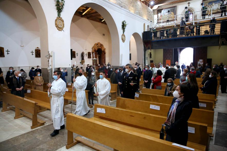 Misa Mayor Día Virgen de la Paz - Imagen de los curas que participan en la misa dentro de la iglesia, dirigiéndose al altar mayor.