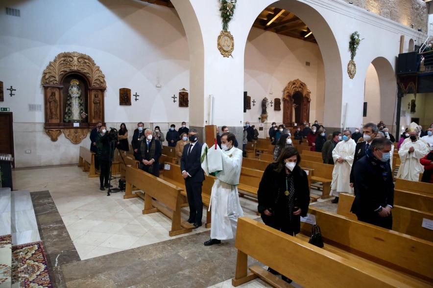 Misa Mayor Día Virgen de la Paz - Imagen de los curas que participan en la misa dentro de la iglesia, dirigiéndose al altar mayor.