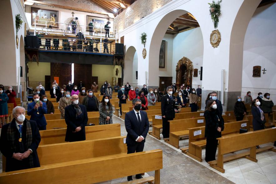 Misa Mayor Día Virgen de la Paz - Imagen de las personas que están en la parroquia de San Pedro Apóstol para escuchar la Misa Mayor.