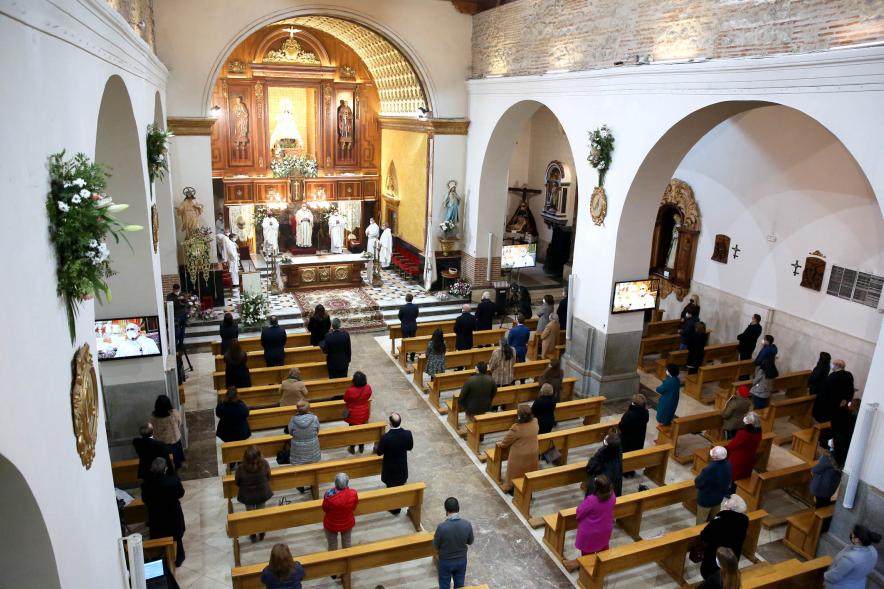 Misa Mayor Día Virgen de la Paz -  Imagen cenital de un momento de la Misa Mayor Día Virgen de la Paz que se celebra en la parroquia de San Pedro Apóstol. 