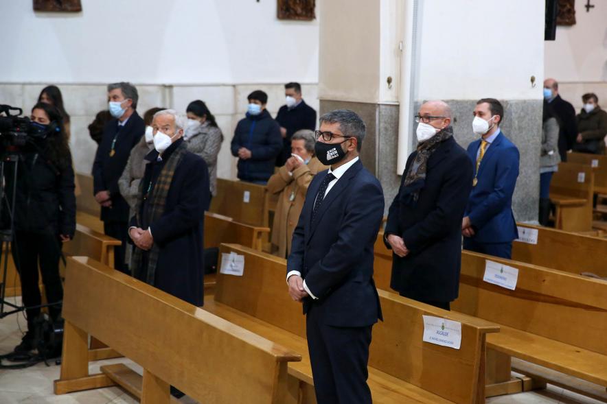 Misa Mayor Día Virgen de la Paz - Imagen de las personas que están en la parroquia de San Pedro Apóstol, entre las cuales podemos distinguir al alcalde Rafael Sánchez Acera.