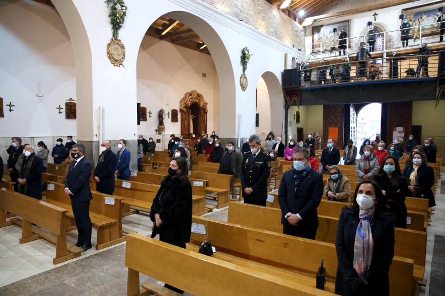 Misa Mayor Día Virgen de la Paz - Imagen de las personas que están en la parroquia de San Pedro Apóstol para escuchar la Misa Mayor. 