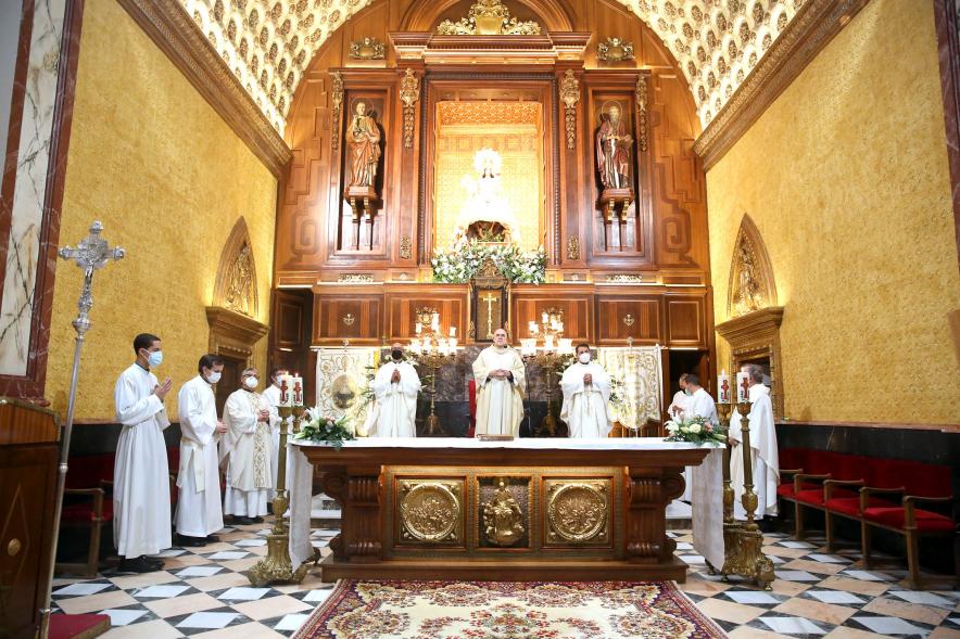 Misa Mayor Día Virgen de la Paz - Imagen del Altar Mayor donde vemos a todos las personas que participan en la Eucaristía.