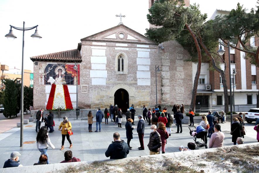Misa Mayor Día Virgen de la Paz - Imagen del exterior de la la parroquia de San Pedro Apóstol. 