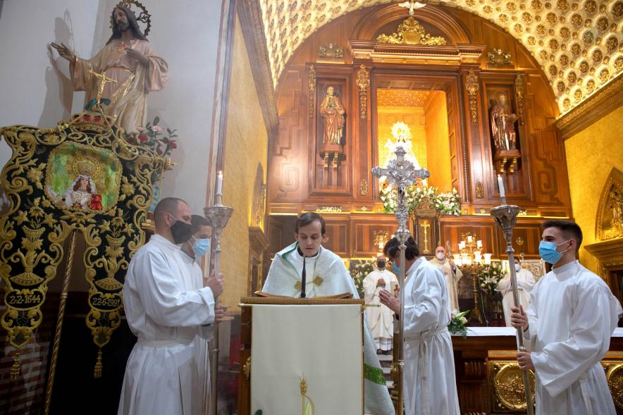 Misa Mayor Día Virgen de la Paz - Imagen del Altar Mayor donde vemos a todos las personas que participan en la Eucaristía.