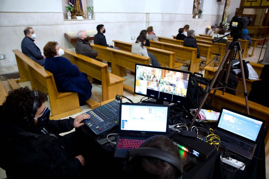 Misa Mayor Día Virgen de la Paz - Imagen del puesto del técnico de imagen y sonido que retransmite la misa.