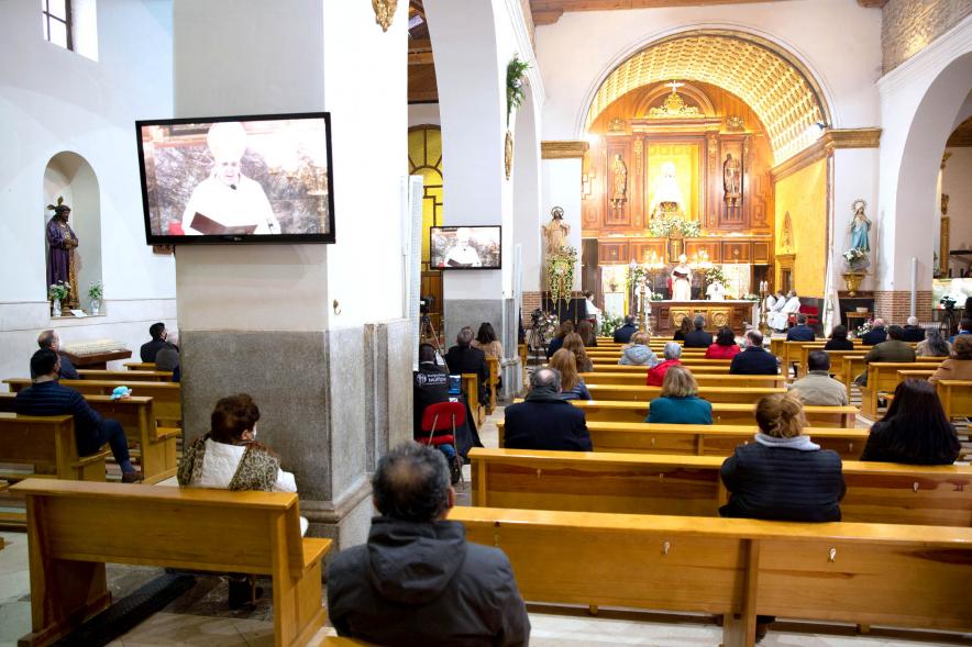 Misa Mayor Día Virgen de la Paz - Imagen de las personas que están en la parroquia de San Pedro Apóstol para escuchar la Misa Mayor. 