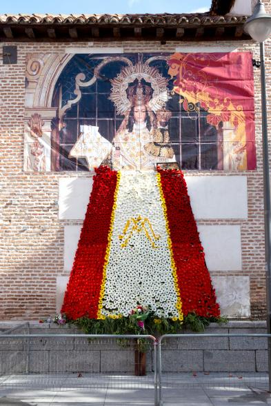Misa Mayor Día Virgen de la Paz - Imagen del mural exterior de la Virgen de la Paz que se ha formado con flores.