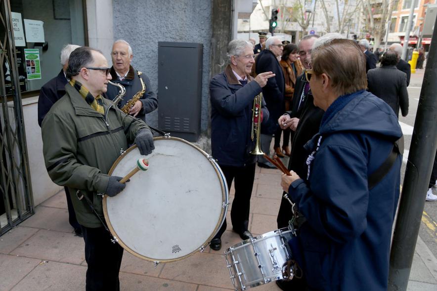 Fiestas Virgen de la Paz 2019 - Misa Mayor de la Paz - Imagen de unos músicos en la calle, llegando a la iglesia.