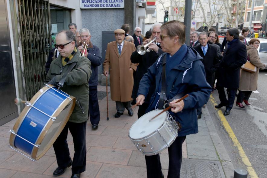 Fiestas Virgen de la Paz 2019 - Misa Mayor de la Paz - Imagen de unos músicos en la calle, llegando a la iglesia.