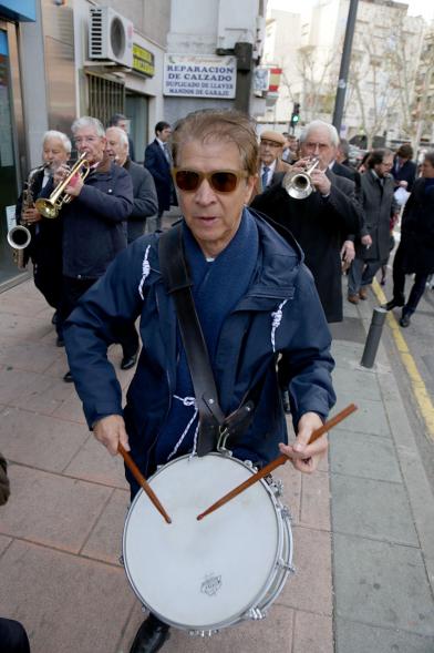 Fiestas Virgen de la Paz 2019 - Misa Mayor de la Paz - Imagen de unos músicos en la calle, llegando a la iglesia.