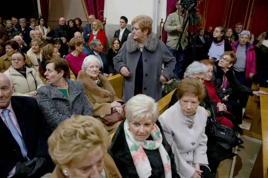 Fiestas Virgen de la Paz 2019 - Misa Mayor de la Paz - Imagen de personas que asisten a la misa Mayor de la Paz que se celebra en la iglesia de San Pedro Apóstol.