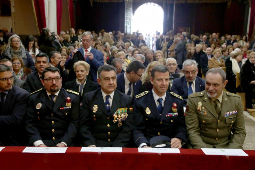 Fiestas Virgen de la Paz 2019 - Misa Mayor de la Paz - Imagen de varias autoridades militares sentadas en el primer banco de la iglesia.