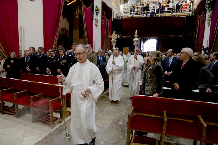 Fiestas Virgen de la Paz 2019 - Misa Mayor de la Paz - Imagen de varios sacerdotes llegando al altar mayor con los cirios encendidos que han encendido en la puerta de la iglesia.