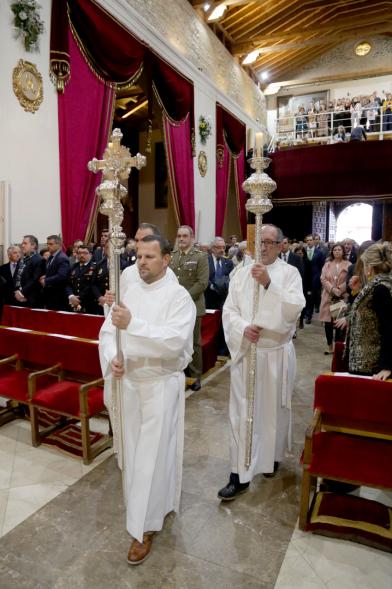Fiestas Virgen de la Paz 2019 - Misa Mayor de la Paz - Imagen de varios sacerdotes llegando al altar mayor con los cirios encendidos que han encendido en la puerta de la iglesia.