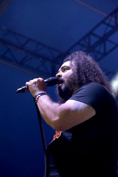 Cantante dándolo todo