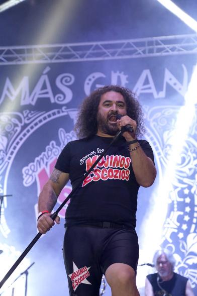 Cantante al micrófono