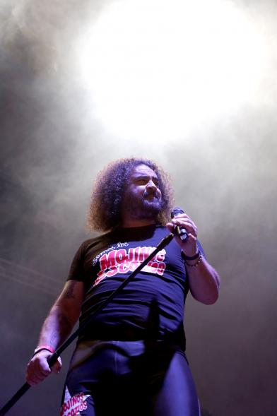 Cantante al micrófono bajo los focos 